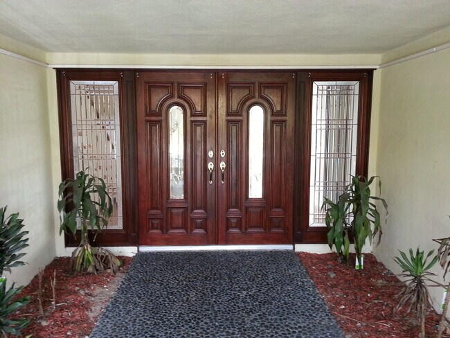 Foto del edificio - 5238 Los Encantos Way