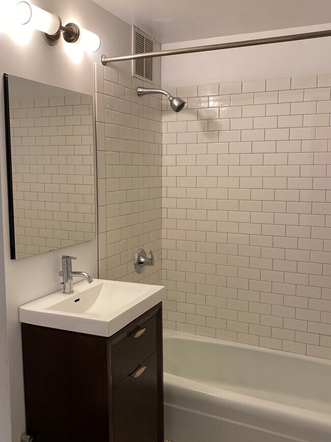 Foto del edificio - 655 W Irving Park Rd