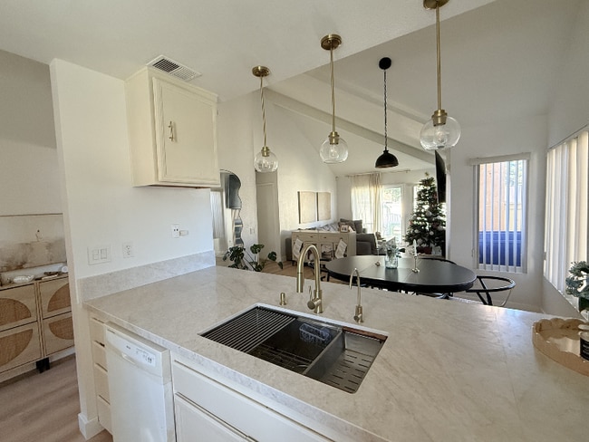 Building Photo - 2109 Northshore Dr