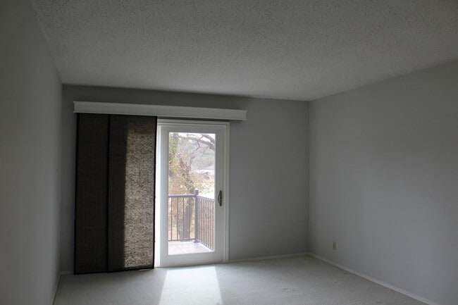 Building Photo - 1214 Hi Stirrup