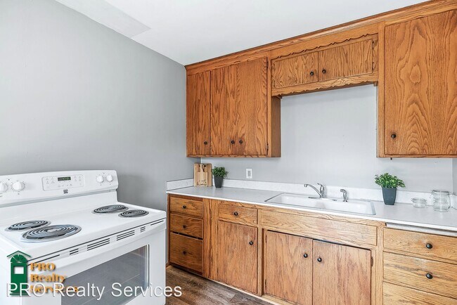Building Photo - 3 br, 1 bath House - 104 Hyacinth Ave. W