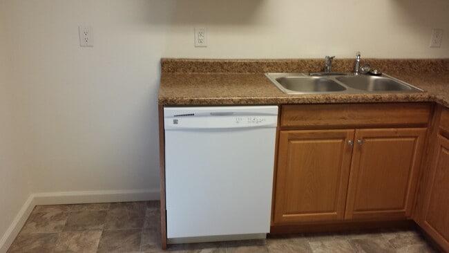 Building Photo - Central Roseville - 1 Bed, 1 Bath Duplex -...