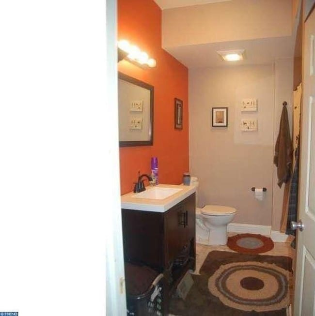 Building Photo - 460 Main St