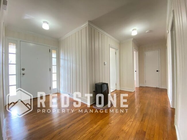Building Photo - 3 Bedroom, 1 Bath - House