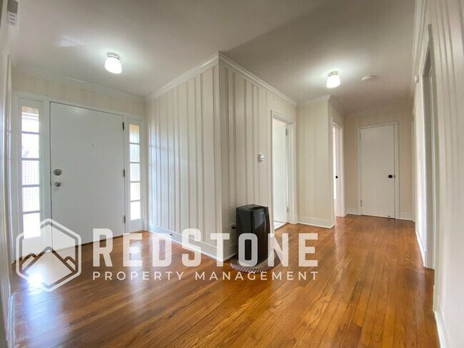 Foto del edificio - 3 Bedroom, 1 Bath - House