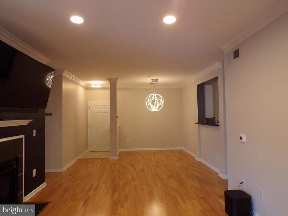 4850 Eisenhower Ave Unit 420, Alexandria, VA 22304 Room for Rent in