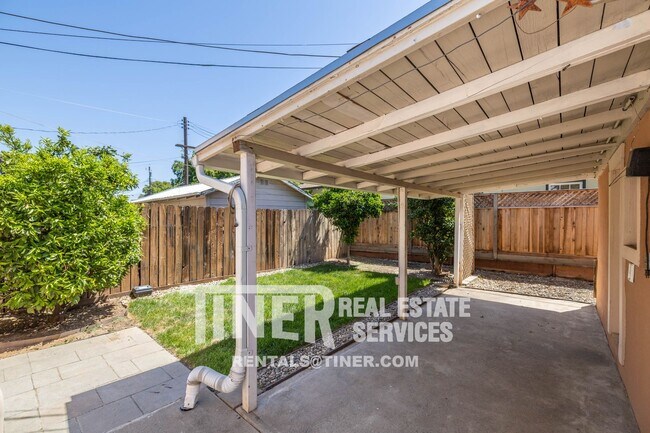 Building Photo - Charming E. Sac Bungalow