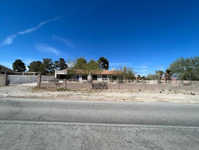 Foto del edificio - Northwest 4 Bedroom Custom Home with a pool!