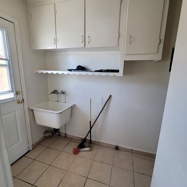 Laundry Unit (next to kitchen and bedroom) - 14522 Killion St