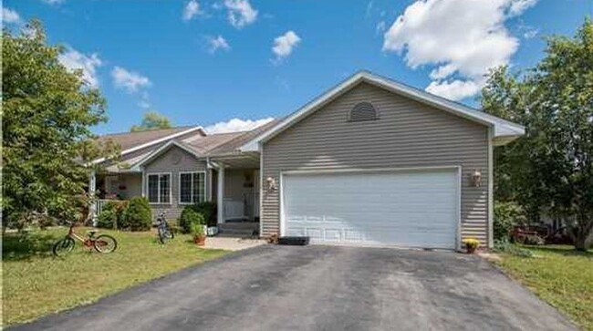 Building Photo - Huge 3BR/3ba Duplex on West Side of Eau Cl...