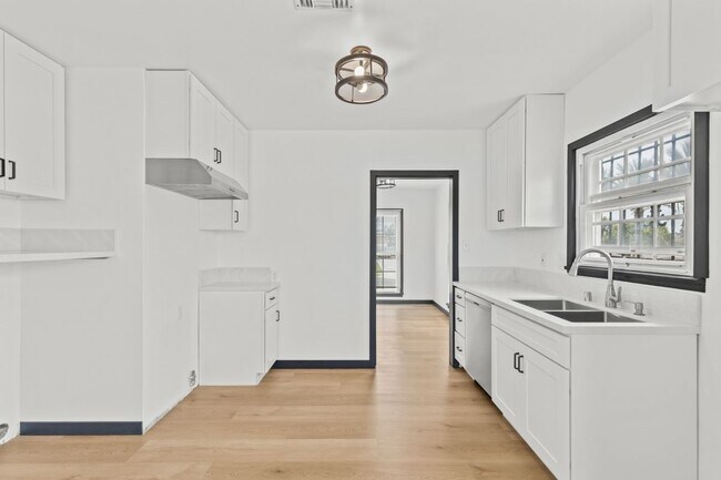 Building Photo - 9829 S 7th Ave