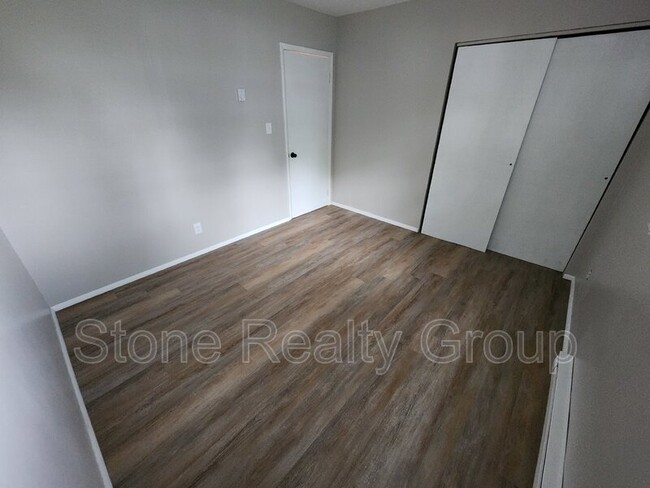 Building Photo - 5610 E Newcomer Ave