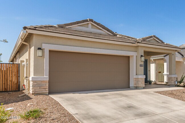 Building Photo - 2131 W Shelly Ave