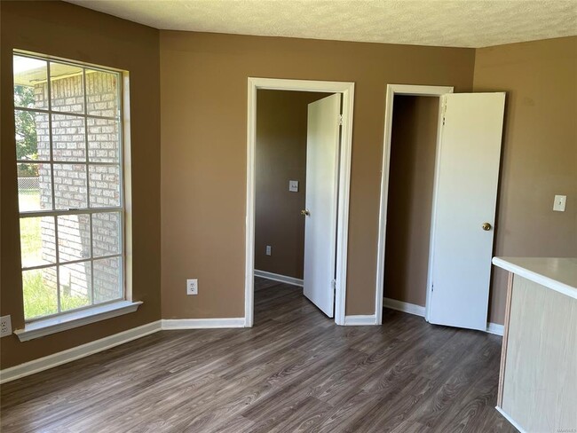 Building Photo - 1635 Vista View Dr