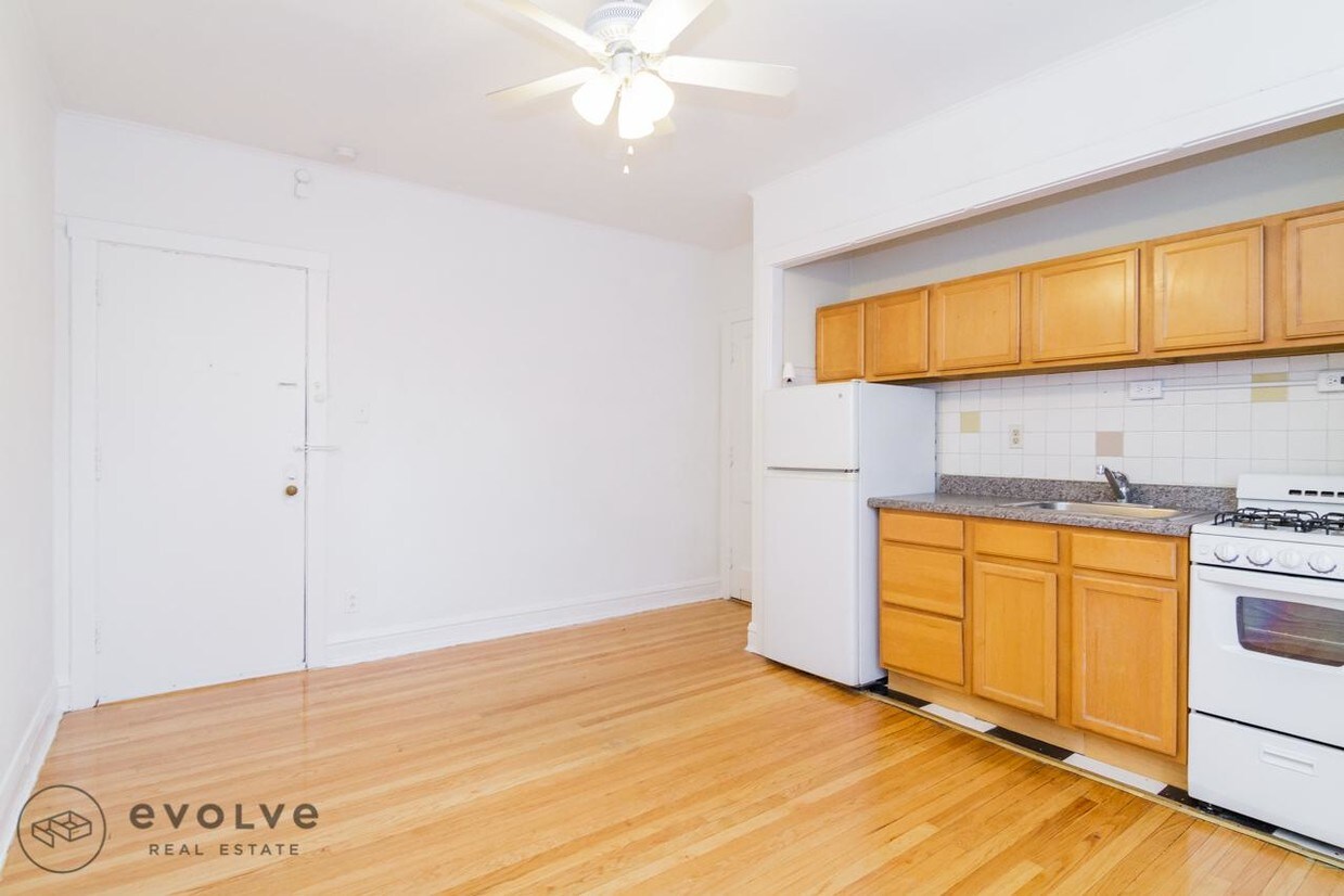 Primary Photo - 427 W Belden Ave