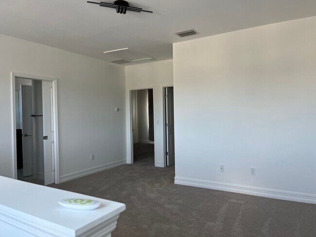 Foto del edificio - 7498 Rockefeller Dr