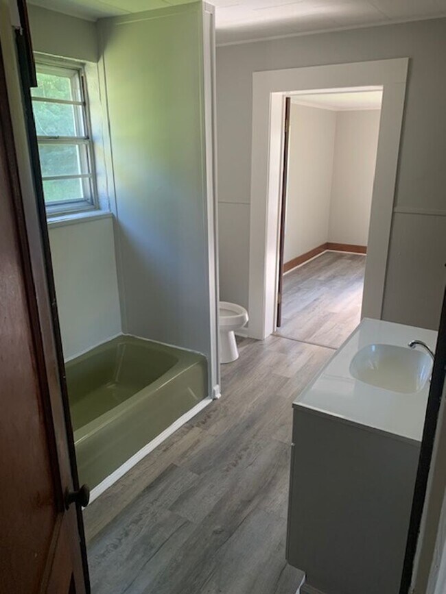 Building Photo - Renovated 3 Bedroom 2 Bath Home on 1.3 Acr...