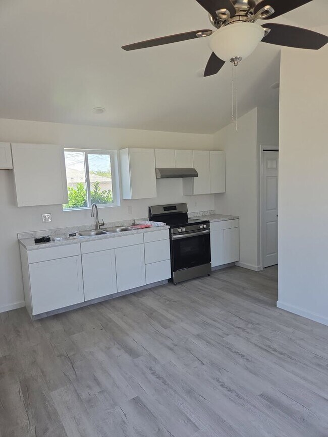 Foto del edificio - 3421 E McKinley Ave