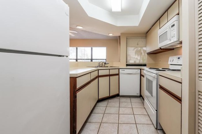 Building Photo - SPACIOUS 2/2 CONDO IN GREENGATE!
