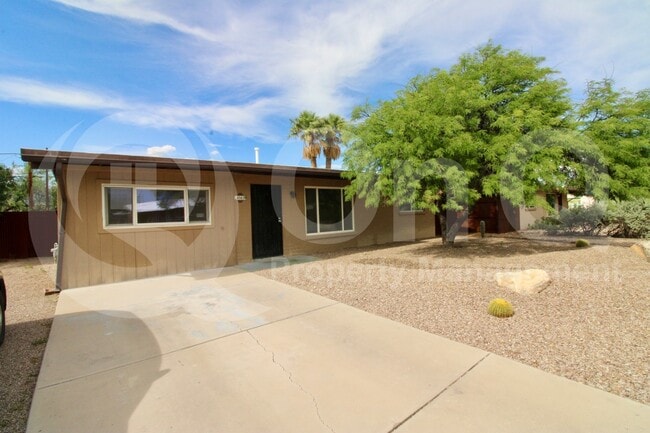 Building Photo - 4043 E Deseret Dr