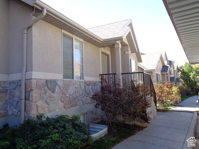 Building Photo - 203 Cres View Ln
