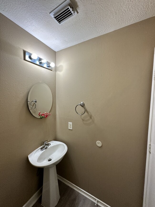 Building Photo - 6910 Bayou Crest Dr