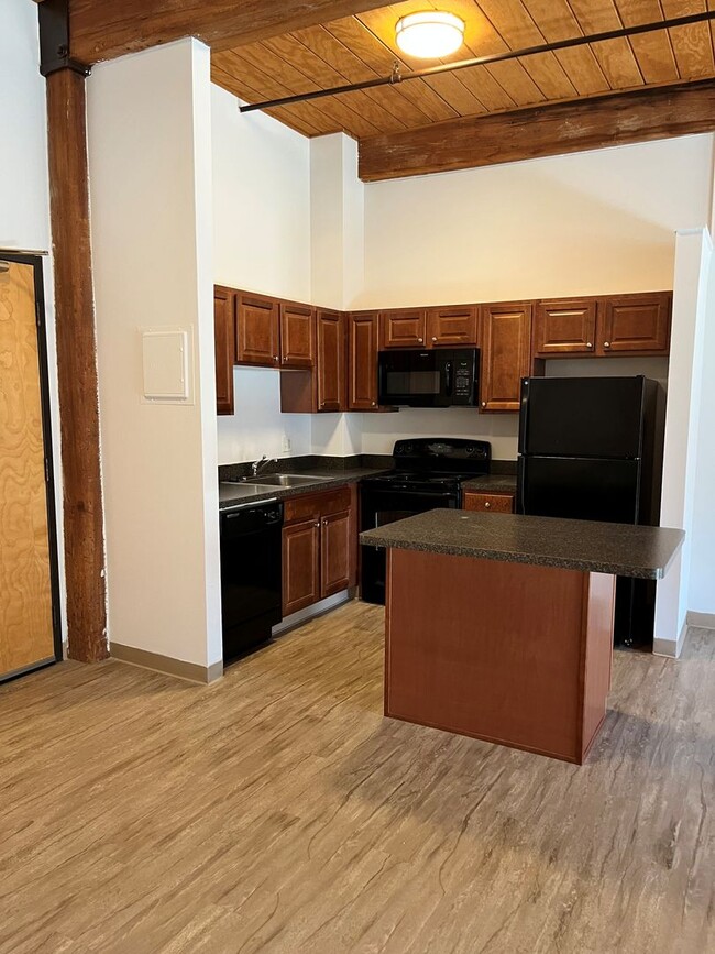 Building Photo - Leasing Agent