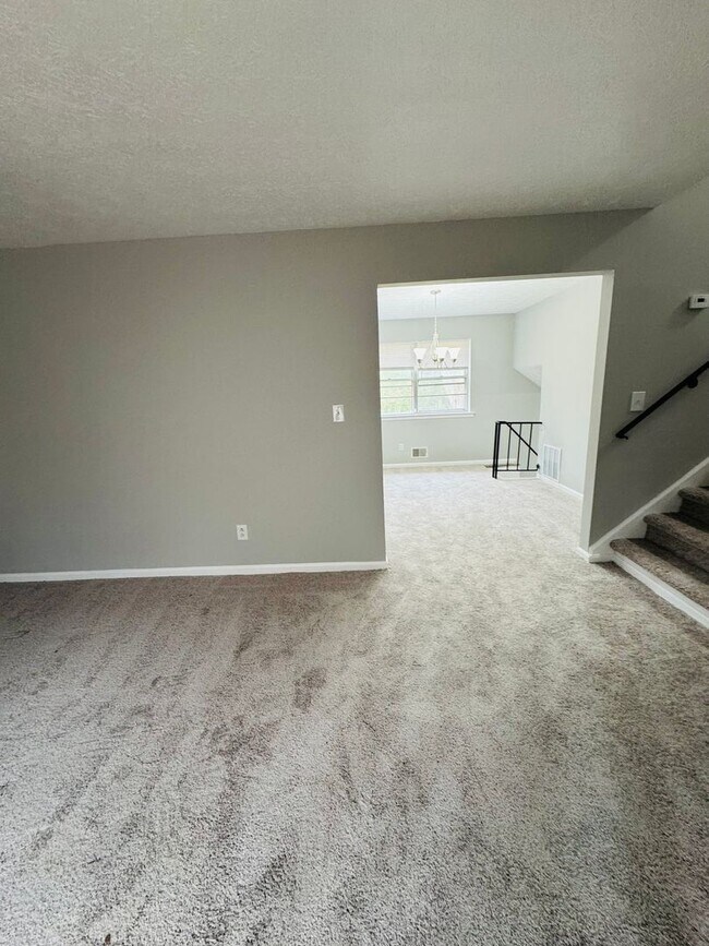 Building Photo - Beautiful renovated 4 Bedroom Spacious  Sp...
