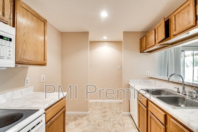 Foto del edificio - 3728 Staghorn Cir S
