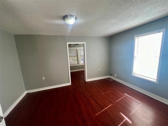 Building Photo - 206 W N Loop Blvd
