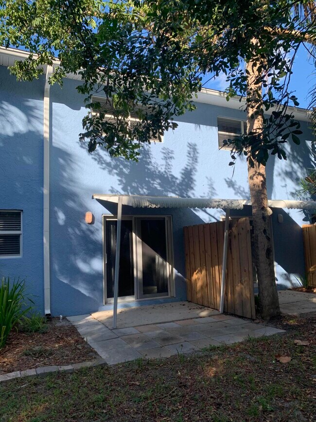 Foto del edificio - 4220 NE Indian River Dr