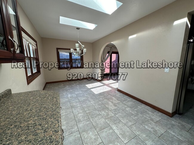 Foto del edificio - HUGE 8 Bedroom 4 Bathroom home | Close to ...