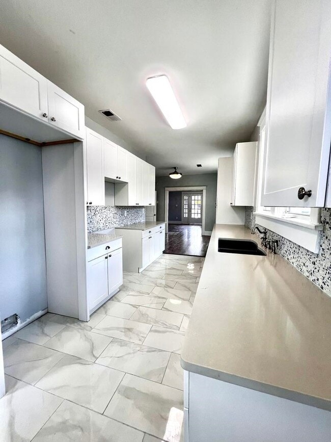 Building Photo - 1052 Faxon Ave