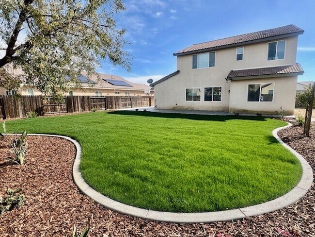 Foto del edificio - Northwest Bakersfield Gated Home