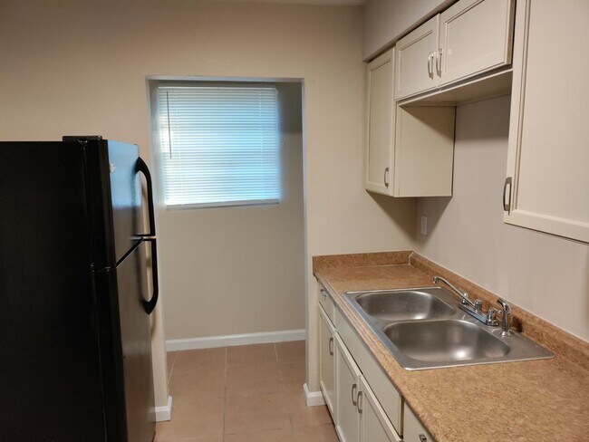 Foto del edificio - Single Family Home 5 BR / 2 Bath