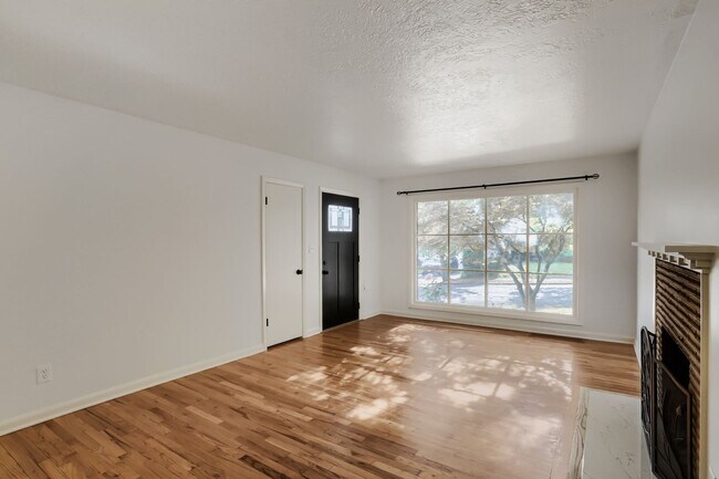 Foto del edificio - South Tabor — 2BR/1BA Home with Attached Garage