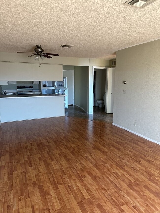 Building Photo - Unfurnished Full Time Apartment