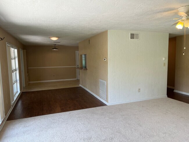 Foto del edificio - 3 Bedroom 2 Bath Single Family Home w/Gara...