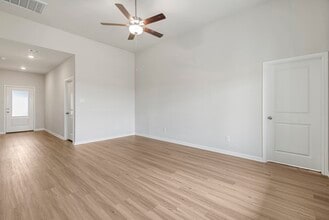 Building Photo - 208 Lgt Smt Dr