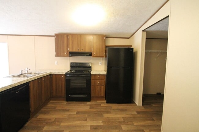 Building Photo - Exclusively Offered by Muse Realty Rentals...