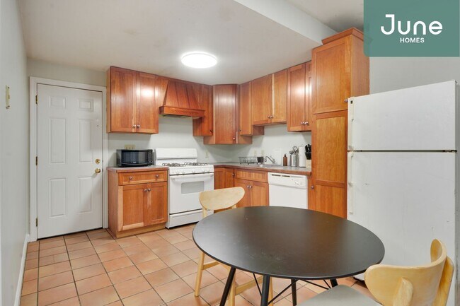 Building Photo - ROOM ONLY in 5-bed/3.0-bath Home
