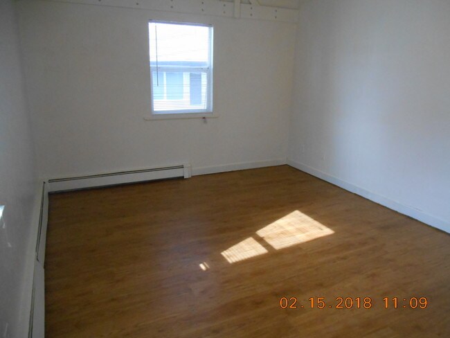 Building Photo - 1535 E 6th St