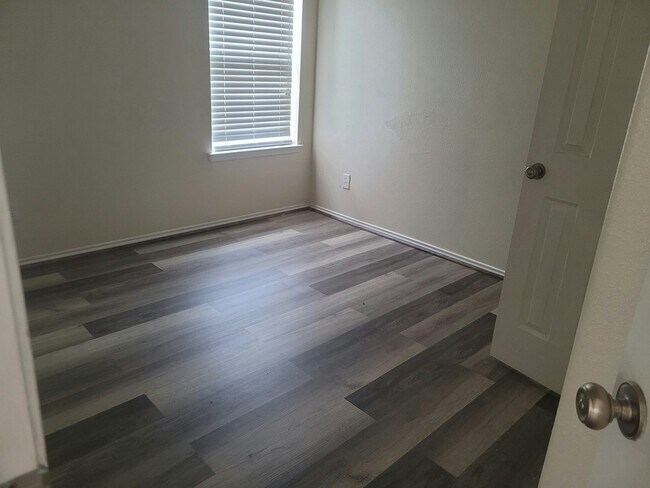 Foto del edificio - 7907 Crescent Village Ln