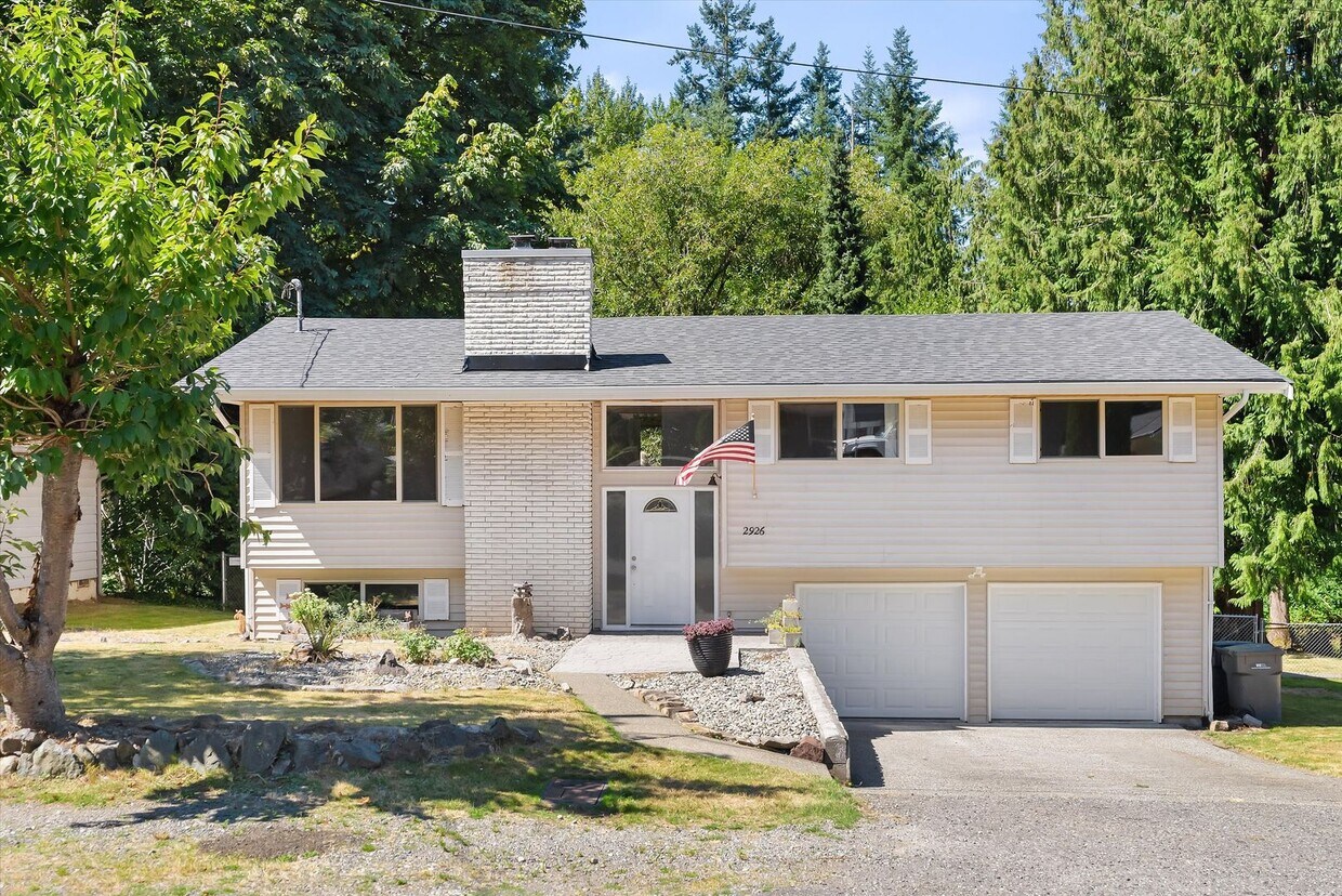 Primary Photo - 3 Bed 2 Bath Fully Fenced Split Level Lake...