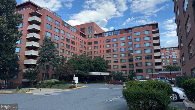 Foto del edificio - 1021 Arlington Blvd