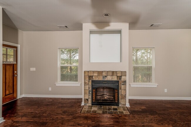 Foto del edificio - 245 Hathaway Ln