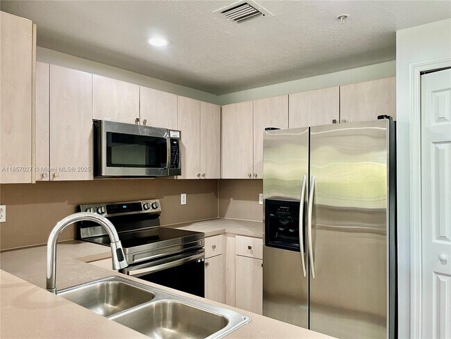 Foto del edificio - 6420 NW 114th Ave