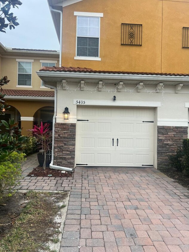 Foto principal - Beautiful 3 Bed 2.5 Bath Home for Rent in ...