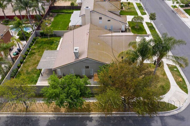 Foto del edificio - A Beautiful Corona Home Designed for Open Space and Comfortable Living