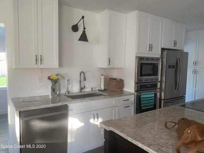 Foto del edificio - 120 Maple Dr